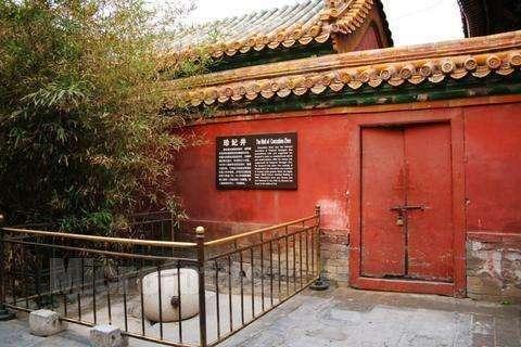 北京故宫的东西两院都有井，一个叫八宝琉璃井，一个叫“珍妃井”