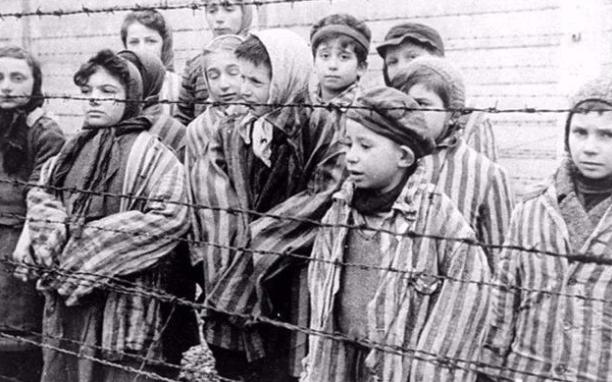 德国士兵让5岁犹太人女孩躺地上，拍一张照片，多年后成免死金牌