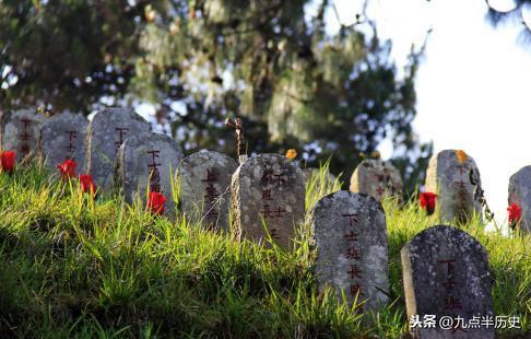 云南一陵园有块坟墓，墓碑上刻有两字，每天都要遭人唾弃