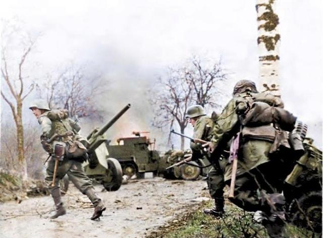 珍贵二战老照片：德军列队投降，盟军俘虏“日耳曼巨人”