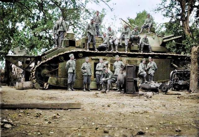 珍贵二战老照片：德军列队投降，盟军俘虏“日耳曼巨人”